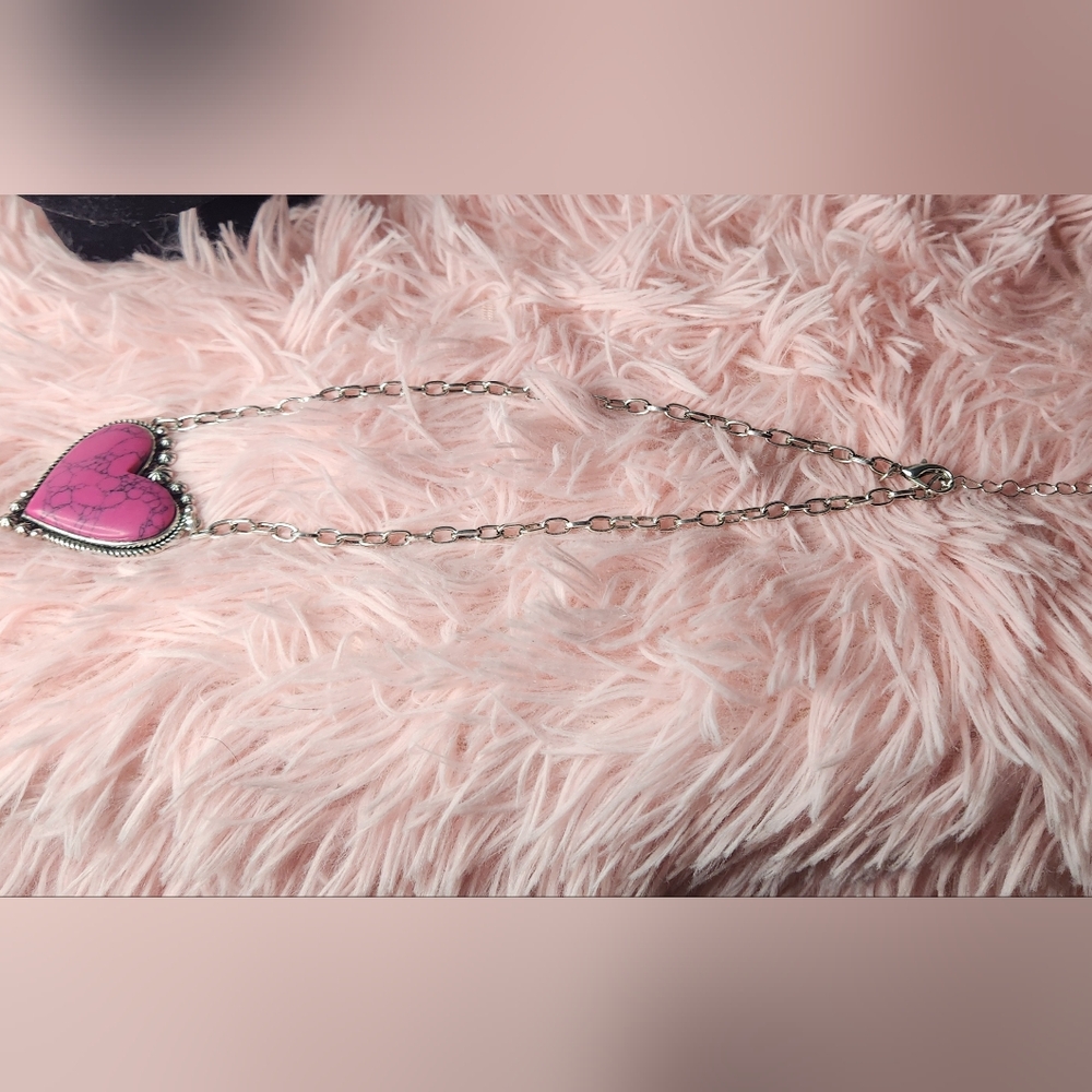 NWOT!  Pink & Silver heart necklace. (G44) - Picture 2 of 5